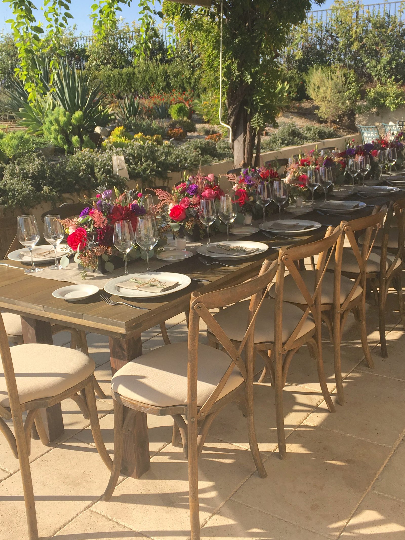 A glorious summery tablesetting for a late summer wedding in Bel Air